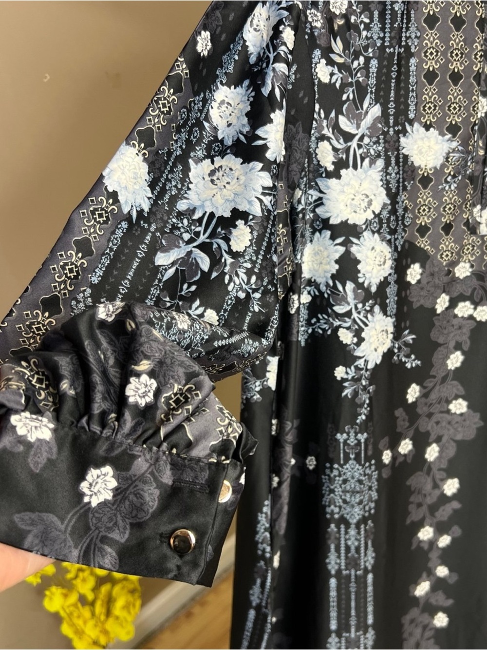 Elegant Abaya in Black Floral Maxi Dress - Picture 6 of 7